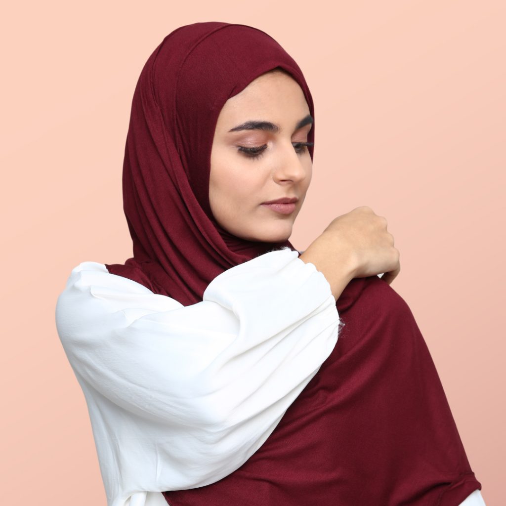 Complete Hijabi Guide to Packing this Summer woman shoulder