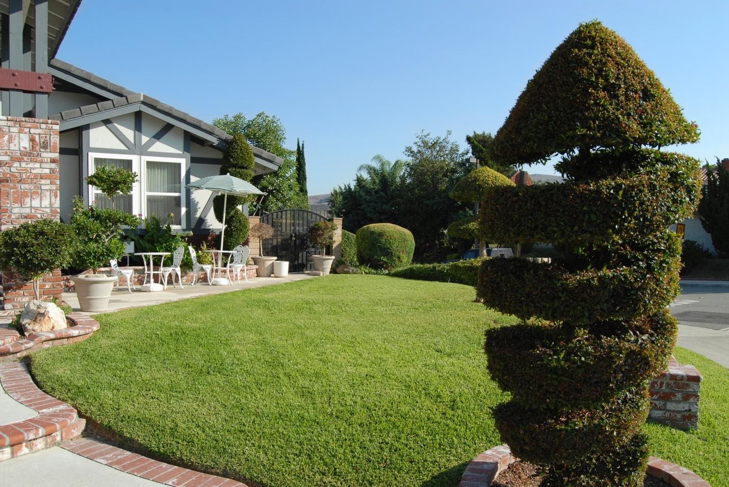 Transform Your Lawn for Less: Front Yard Landscaping Ideas on a Budget